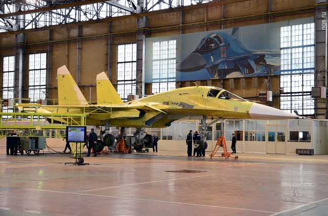 в цехе сборки бомбардировщиков Су-34 (c) news.ngs.ru