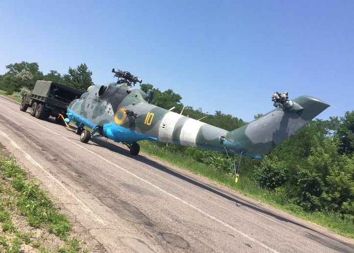 эвакуации Ми-24 из Славянска (c) vk.com/air_force_ua