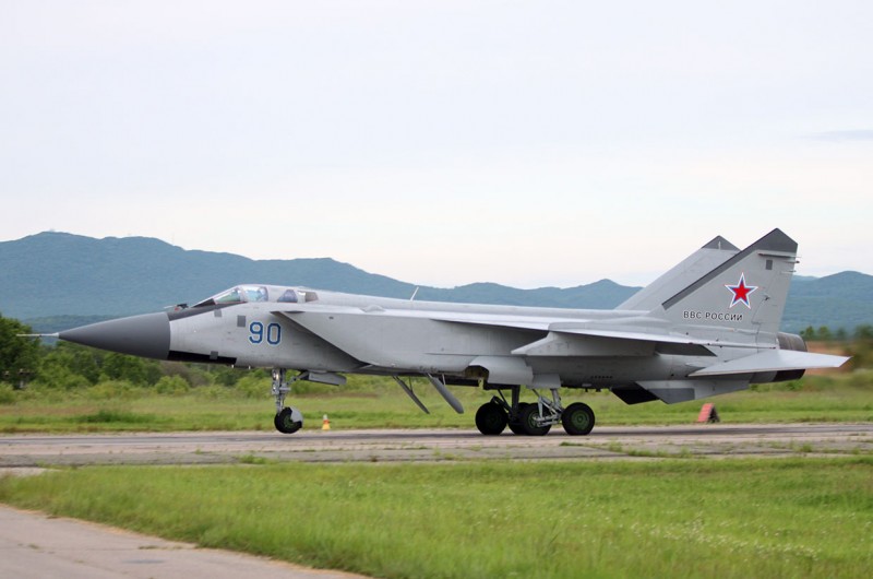 МиГ-31 №90 синий, аэродром "Центральная Угловая", июнь 2015 г. Фото: alexeyvvo.